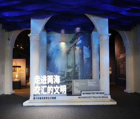 展覽類型：臨時展覽（已撤）展覽位置：中國（海南）南海博物館8號展廳走進兩海交匯的文明——意大利普利亞考古文物展普利亞，是意大利亞平寧半島最東端的一個區域，因其獨特的地理位置，孕育出了一個以海洋為紐帶的文化共同體。展覽將從“神靈之海 諸神群像”“岸海輪回 港埠更迭”“萬物入洋 沉船遺珍”“航行大海 探海利器”“神話再現 文明對話”五個部分，展現普利亞悠久而豐富的歷史遺存。 點擊進入